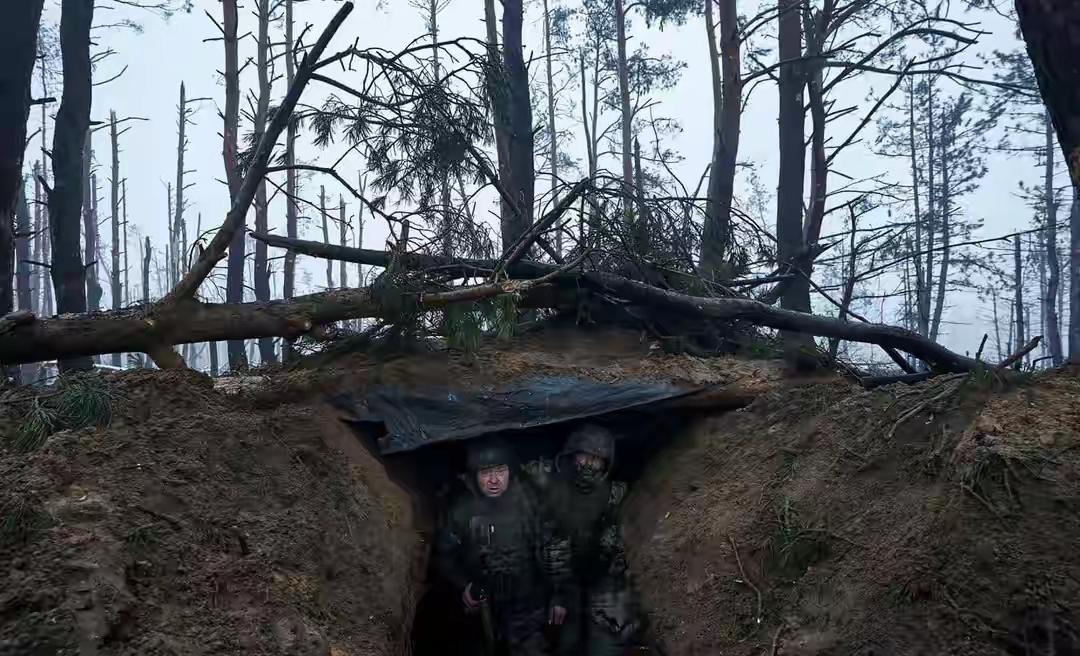 坚守红军城的乌克兰士兵，已经是危机重重，大约有5000名乌军士兵生命岌岌可危，他