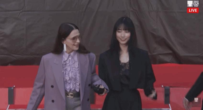 东京电影节开幕红毯 朱丽叶·比诺什亮相东京电影节开幕红毯，由她担任导演并出演的纪