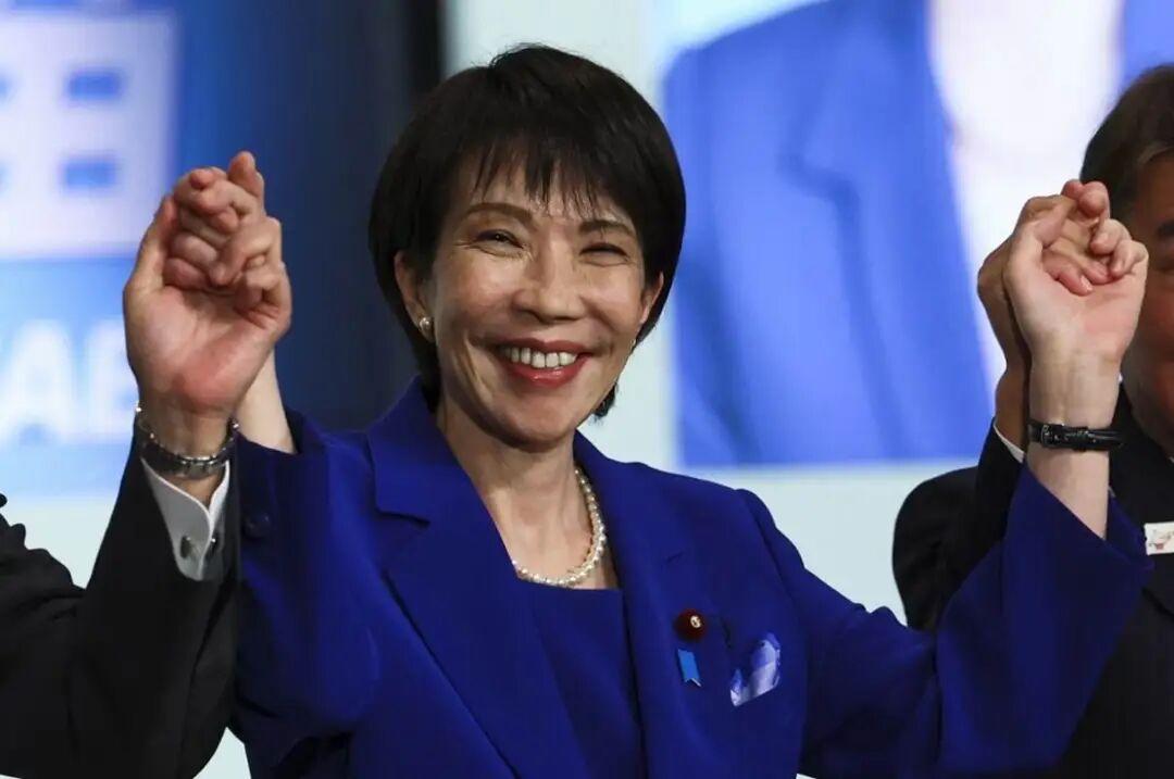 64岁的高市早苗（Sanae Takaichi）在周六的党内选举中当选为执政党自
