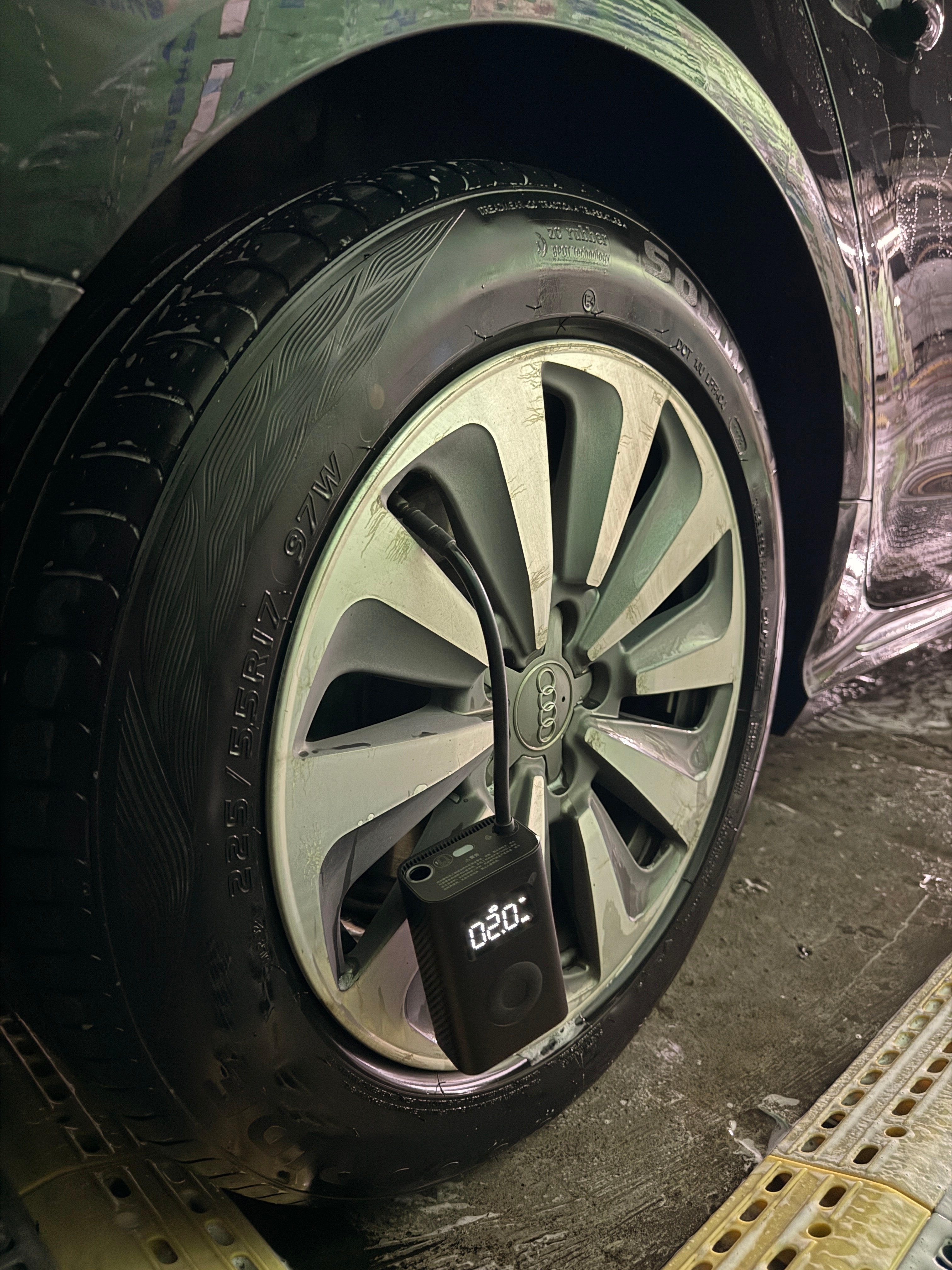 好久没开这老咕噜棒子了冬天天冷胎压掉了不少用小米的充气宝补一点四个轮胎从1.9b