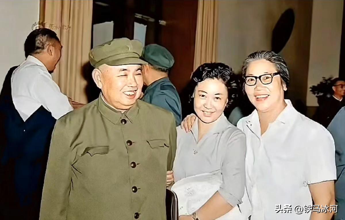 🍁笑容灿烂，格外亲切
 80年代两会期间，郭兰英、常香玉两位艺术大师，与同为人