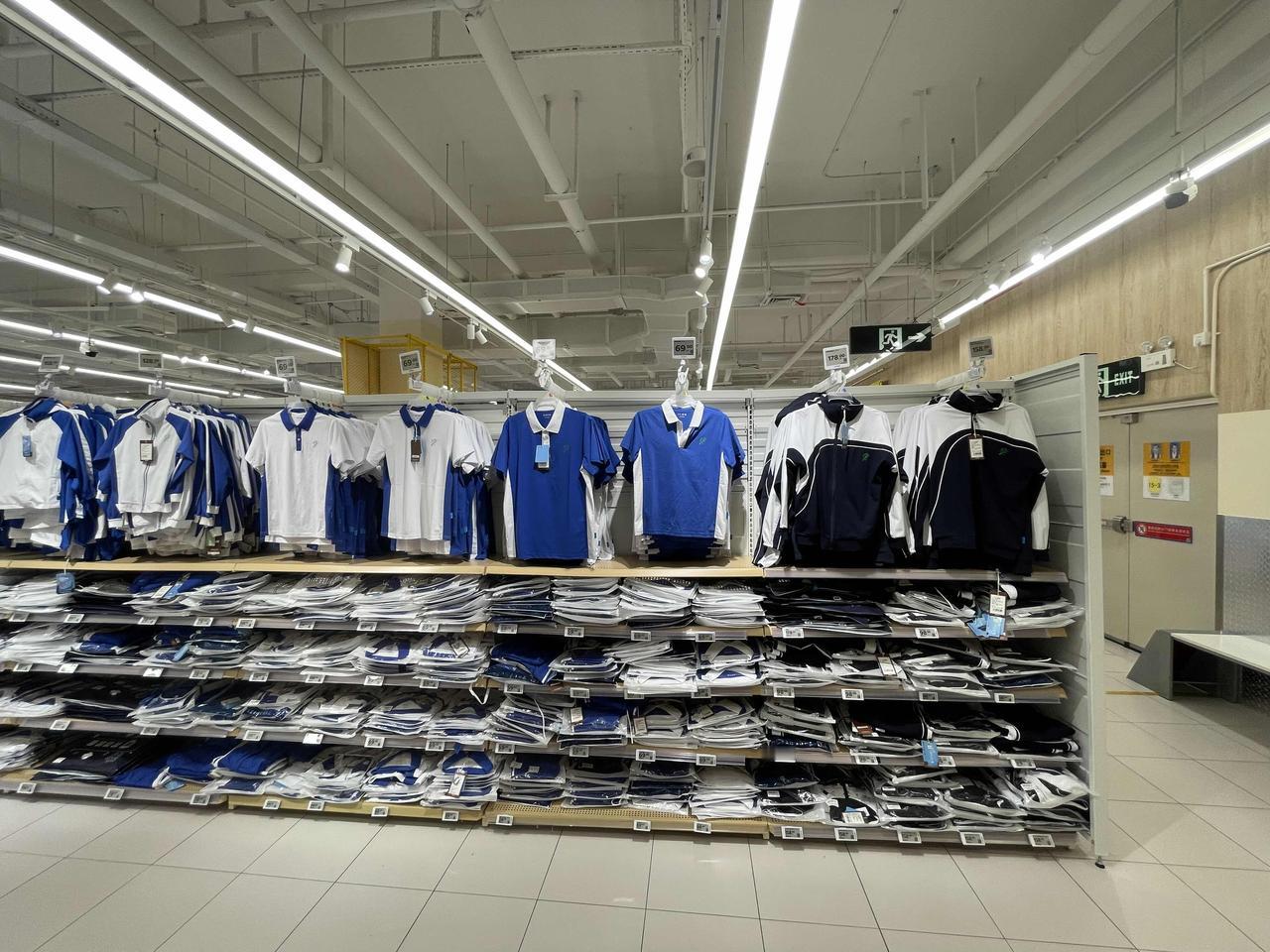 深圳所有学校的校服都是统一款式穿着的，没有其他学校分，在商场文具店就可以买到自己