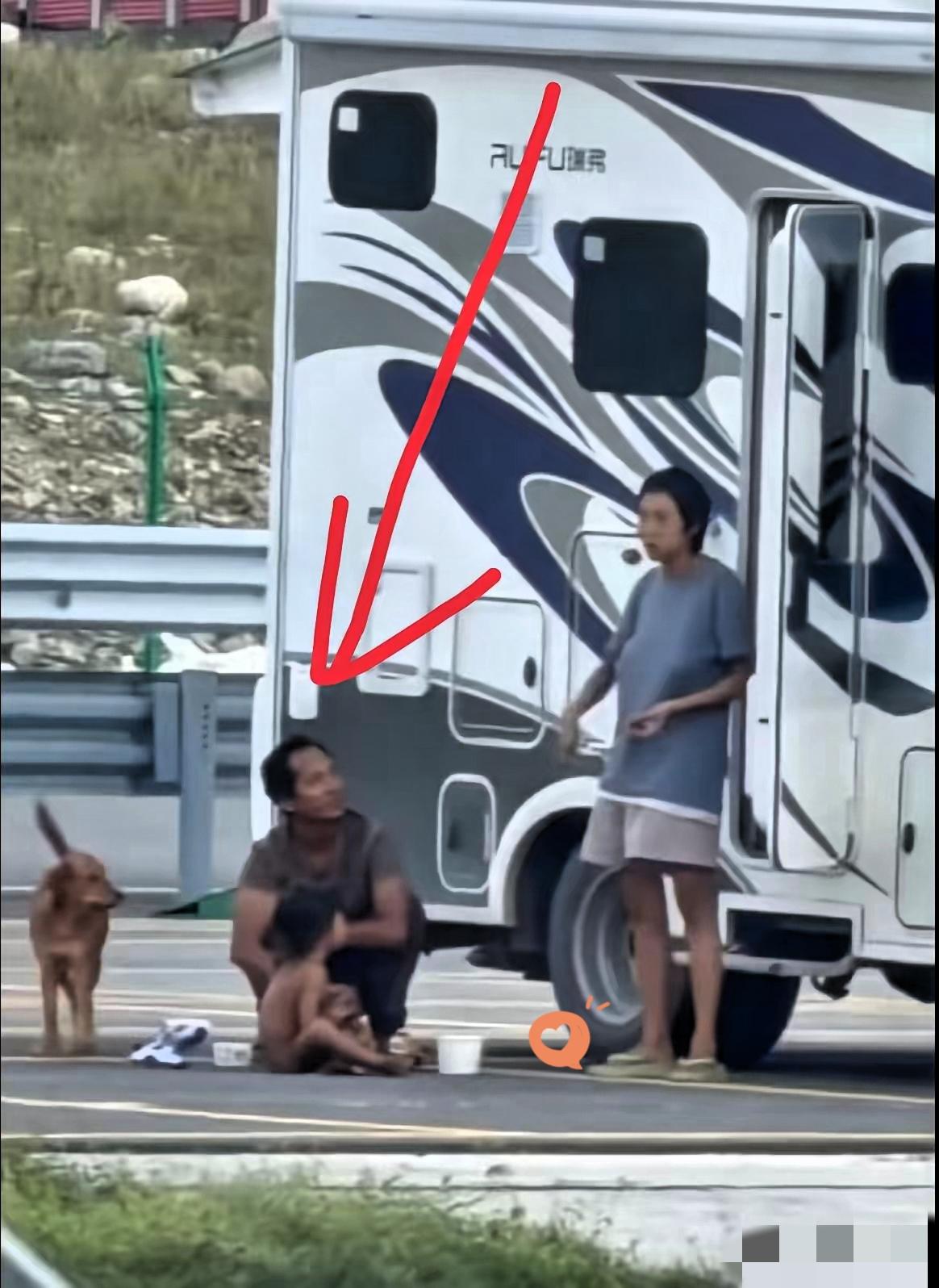 高学历父母竟把娃养成“野人”？这哪是“自然教育”，分明是拿孩子当试验品！
 
云