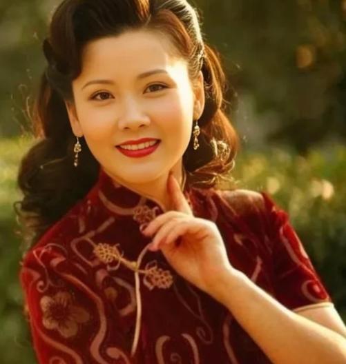 2001年，何赛飞一杯酒下肚，跳到了椅子上指着大宅门的导演郭宝昌大骂说：“你是不