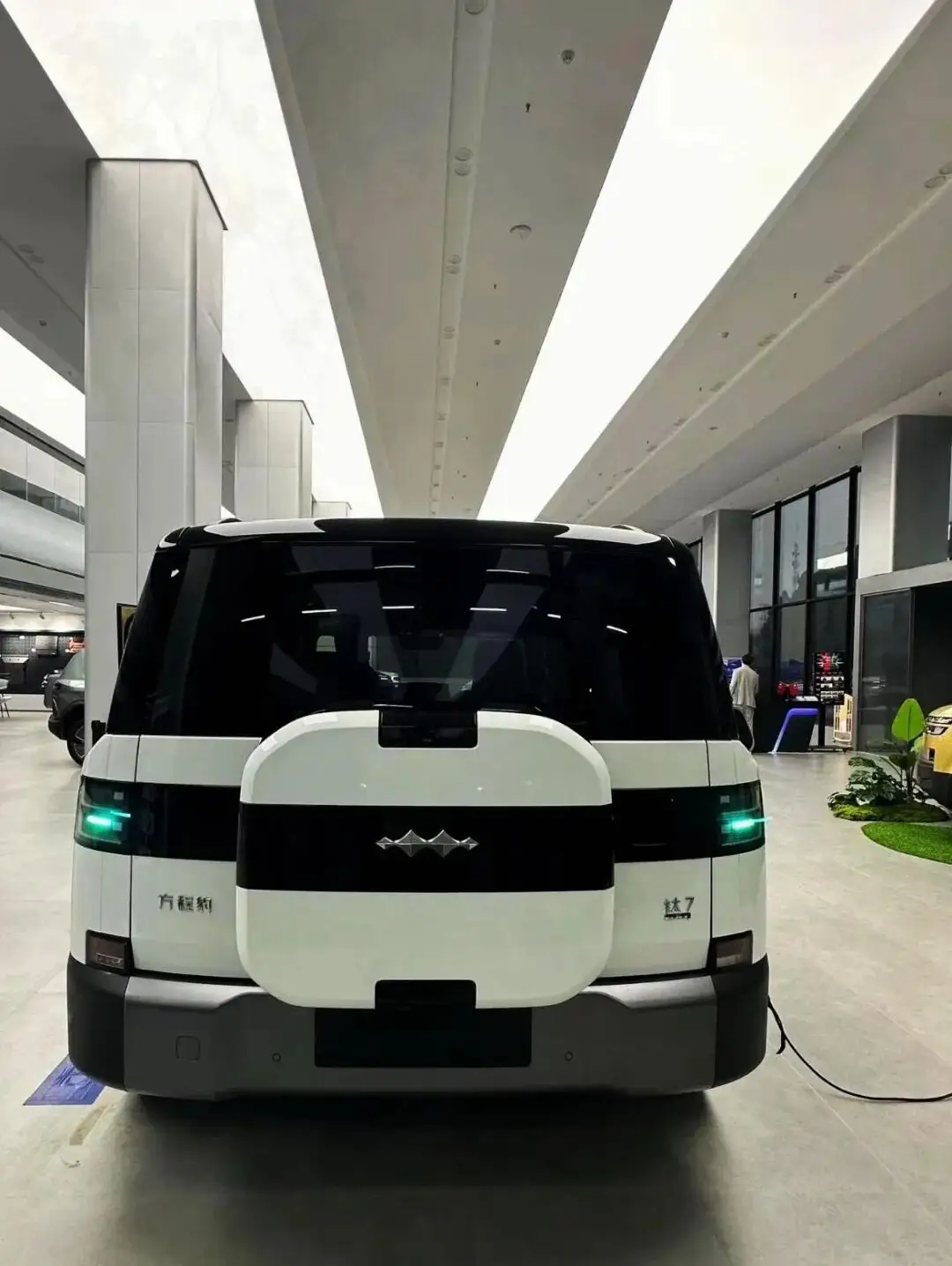 你还真别说 比亚迪方程豹钛7的这种熊猫配色还真的挺好看的，比纯白或纯黑要更酷。而