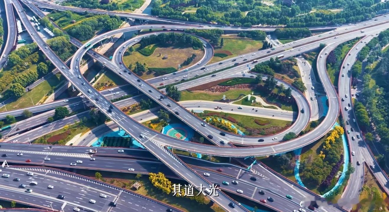 郑州每条路都藏着青春晨光漫过街头，烟火盛满街巷，郑州的每条路，都写满青春的奔赴与
