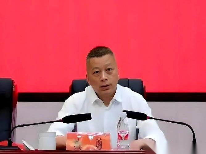 去年还在台上，教大家要守住底线。
今年就上了热搜，成了反面教材的“封面人物”。