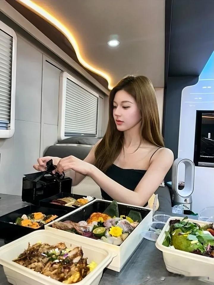 赵露思的伙食看上去真的挺不错的