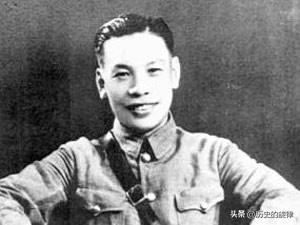 1944年蒋纬国搭讪被怼：“英文报纸怕你看不懂”，结局甜到齁！
 
1944年的