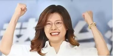 郑丽文出席台海军陆战队庆   栗正杰助阵
 
国民党主席参选人郑丽文今天（13日