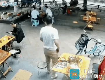 兄弟
你是怎么招惹到三轮车了
怎么就逮你一个人干[笑哭]