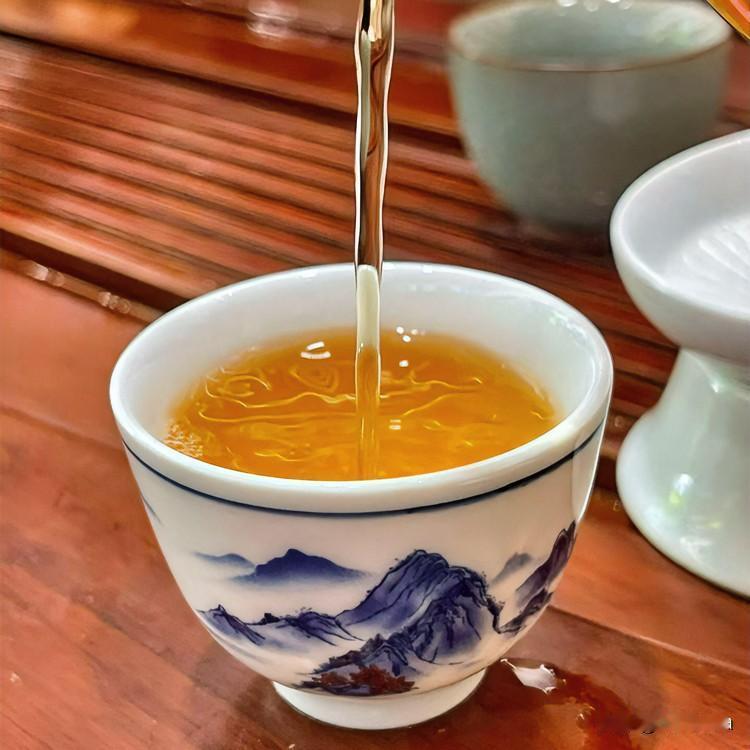 《茶境天心·定风波体》
静候炉边水沸声，茶芽初展翠痕轻。莫道初时不识味，且等，烟