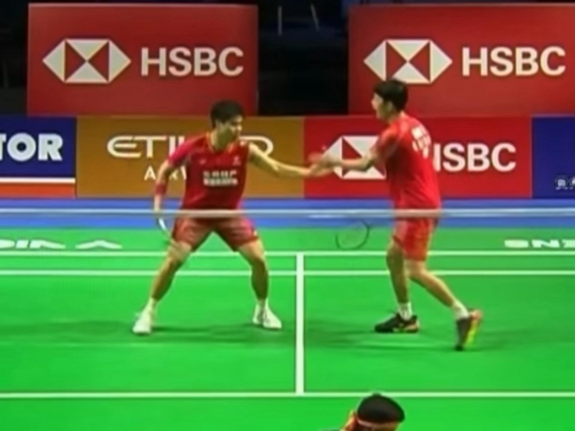 这里真的萌死了两个激动到变成笨蛋的小狗：两个人已经击掌过一次了 又各自握拳庆祝了