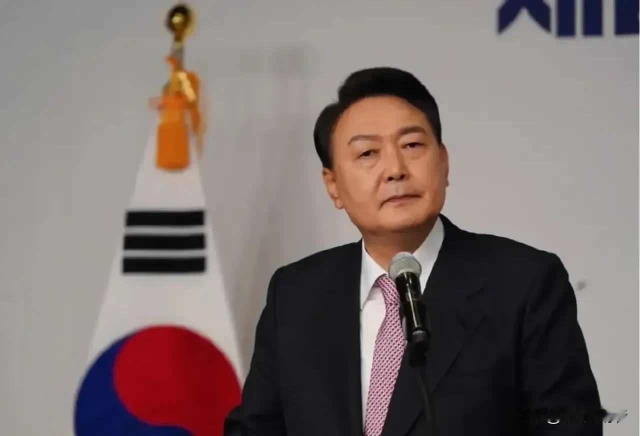 有好戏看了！韩国内斗白热化，戒严令恐成为压垮尹锡悦的最后一根稻草。
12月3日，