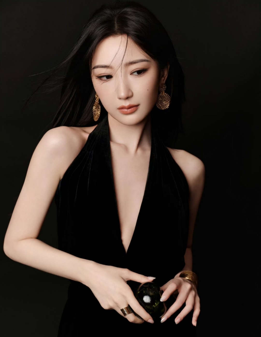 今天是黑长直酷飒彤姐[憧憬][憧憬]，毛晓彤你拿的是毒苹果嘛[捂嘴哭][捂嘴哭]