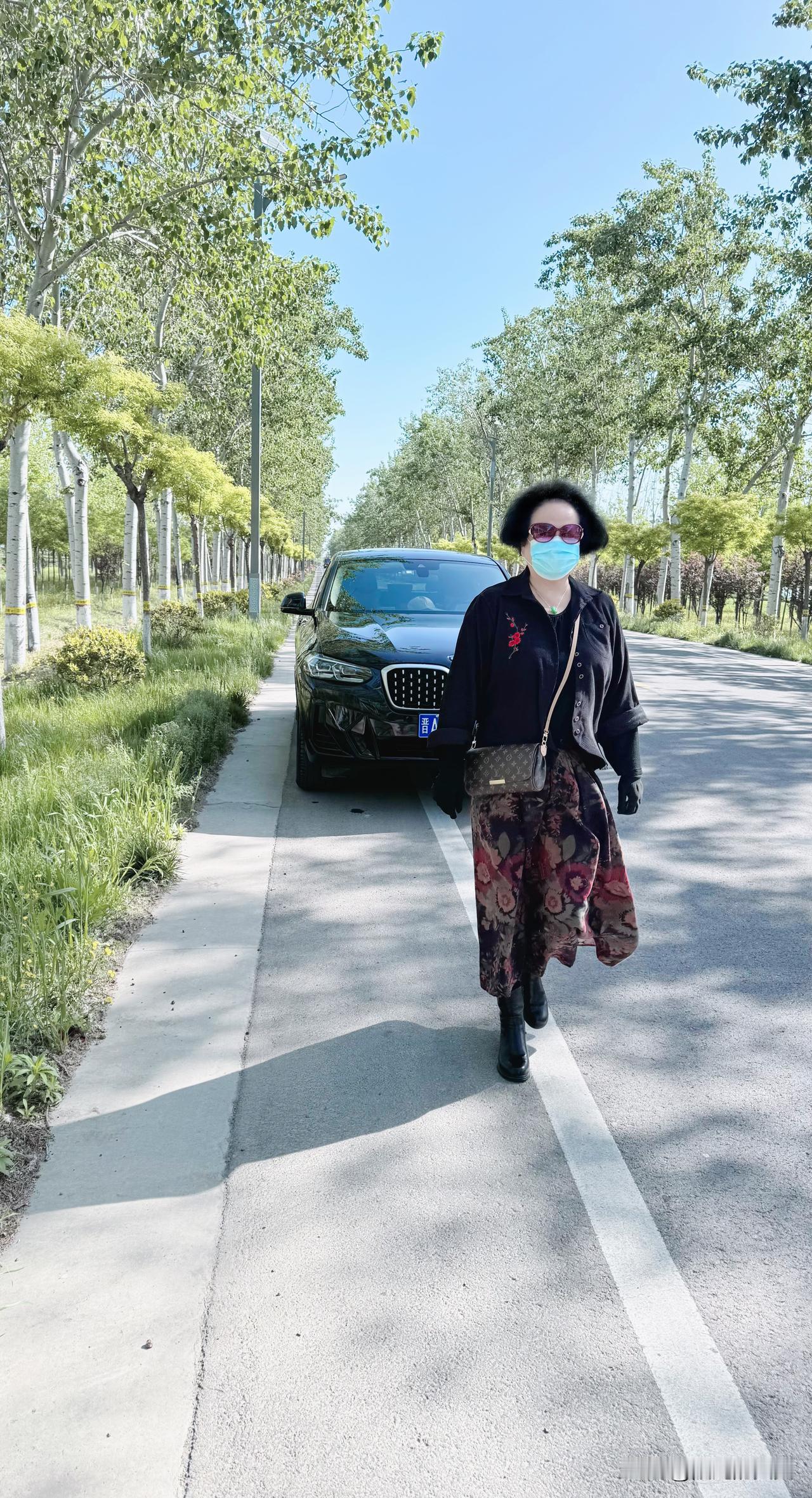 今天真爽。风和日丽，阳光明媚。
去外面兜风，洗车加油。加了375元的油。
可以免