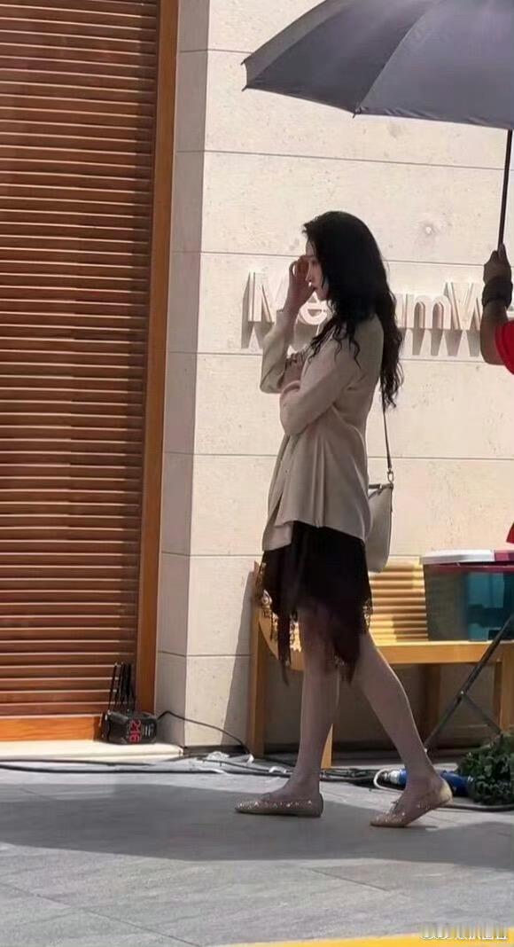 关晓彤平底鞋，平底鞋还是好看，这个裙子审美有点拉 