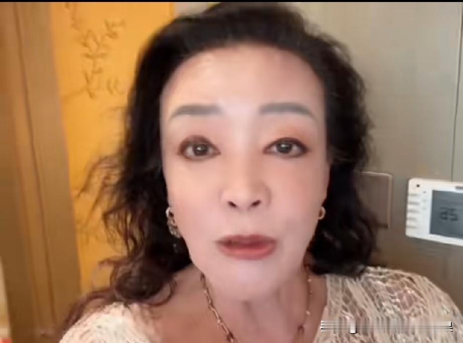 哇塞！张兰又开始出发啦，上闺蜜的珠宝店被闺蜜说好漂亮啊，她来了一句至理名言，先敬