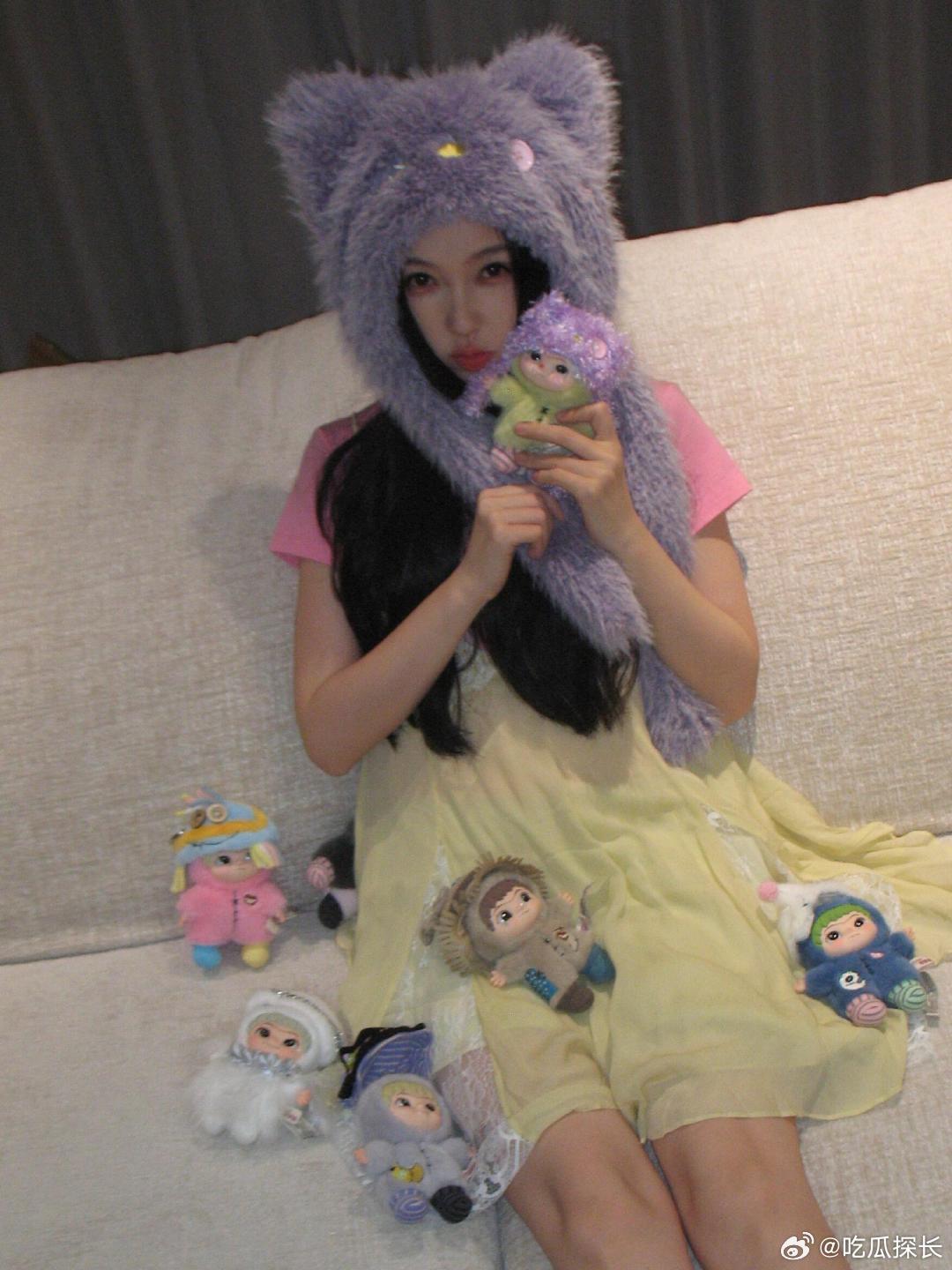 虞书欣和wakuku同款帽子虞书欣戴了wakuku的同款帽子，好想rua她的小脸