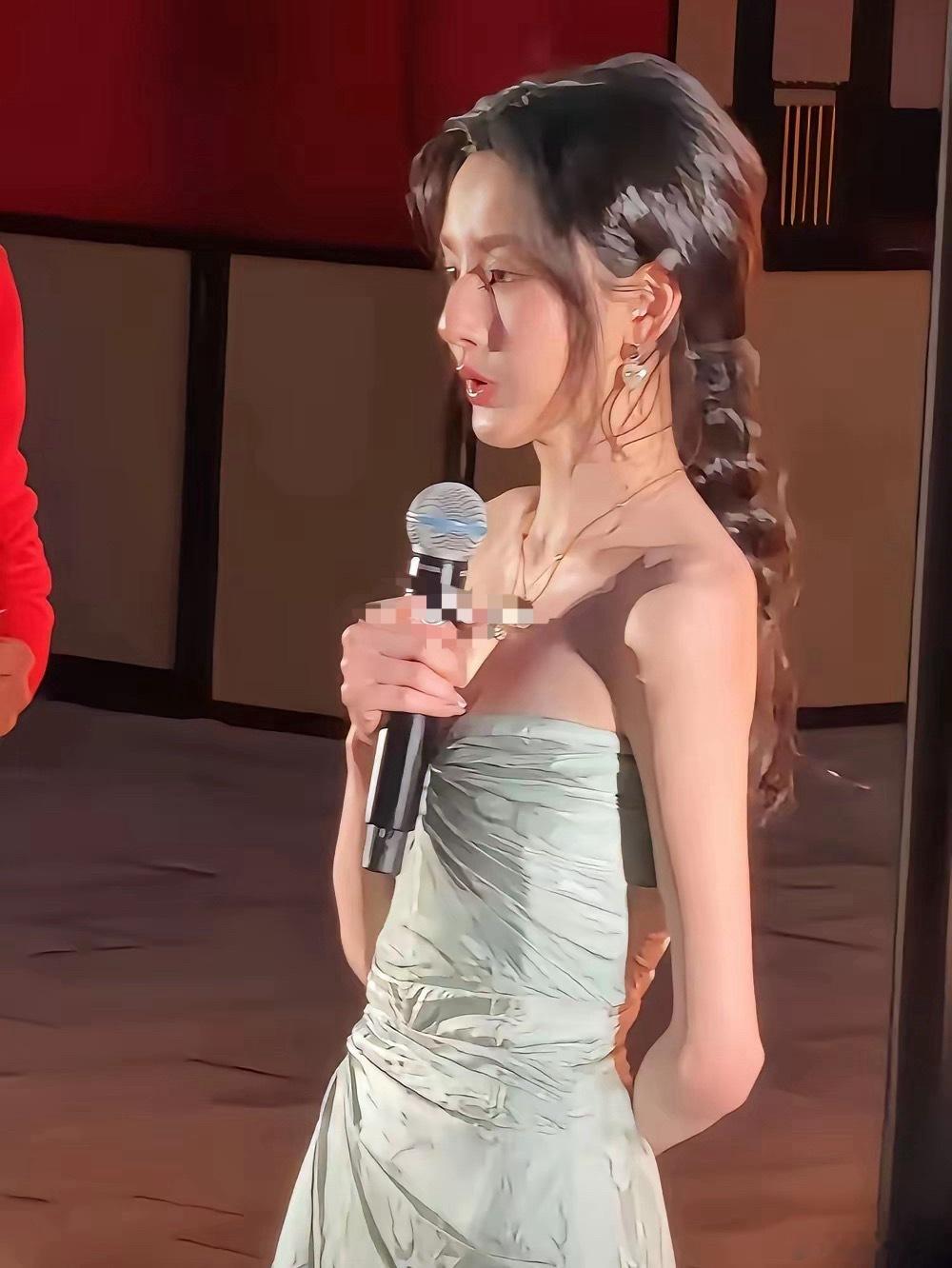 妈呀，这有没有30公斤啊宋祖儿上镜都这样了，现实生活中得有多瘦啊 