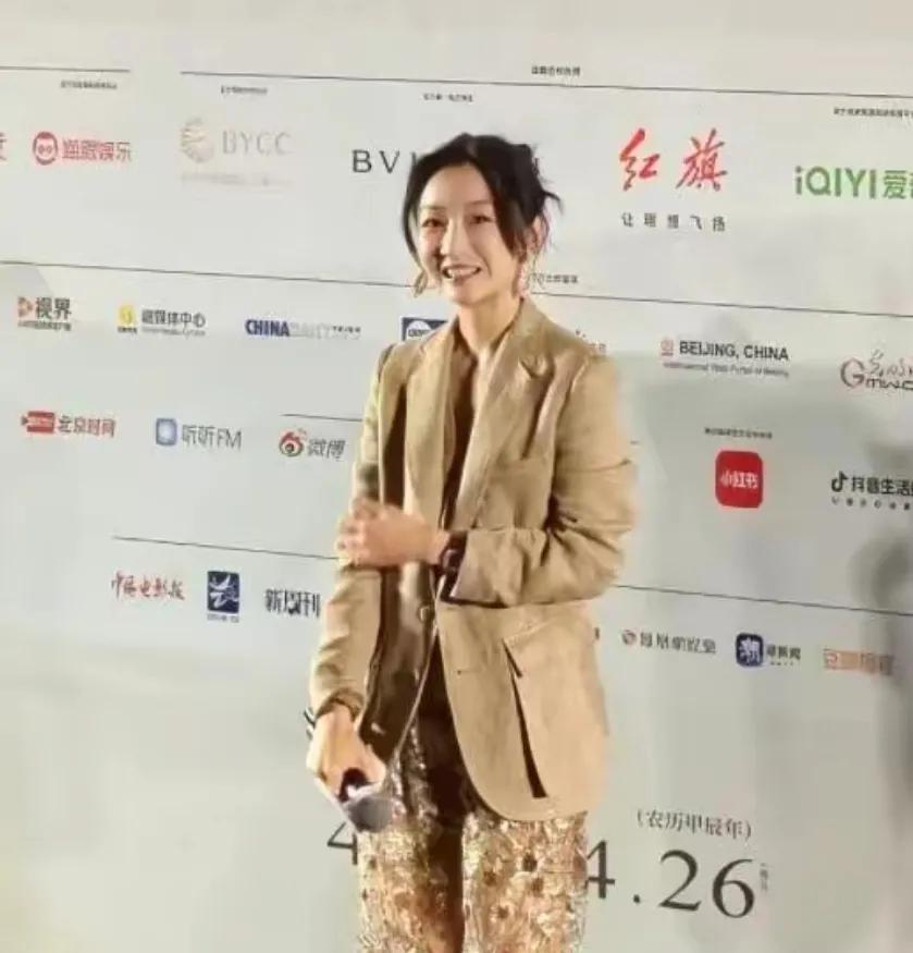 周冬雨
比较受争议的一个女明星
不过医美之后
从黑天鹅变成了白天鹅
受到了更多的