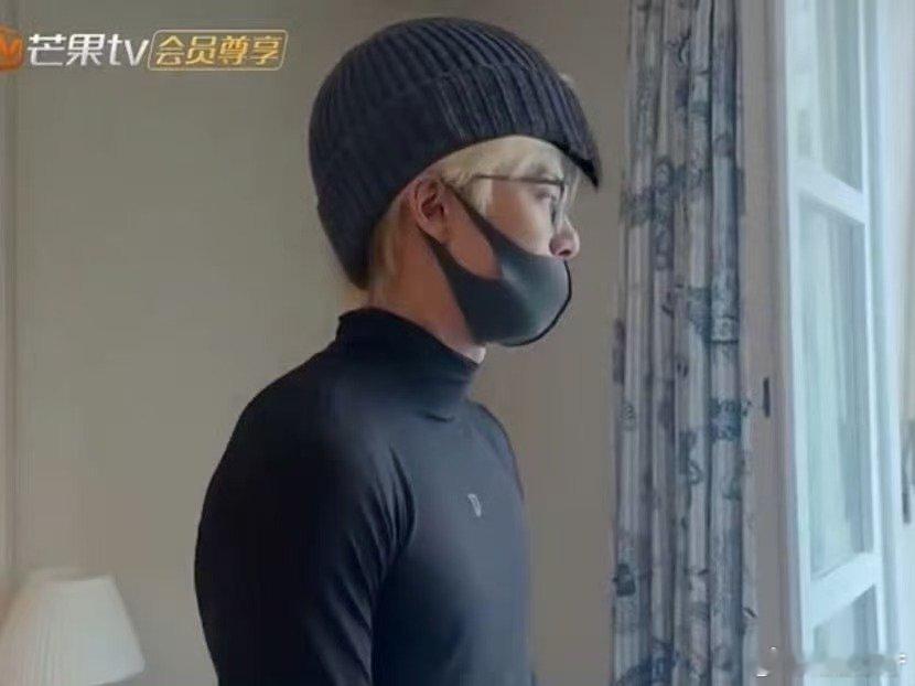 王鹤棣无中生帽王鹤棣帽子特效亲爱的客栈抽象帽子特效降临王鹤棣头上，这画面真的又萌