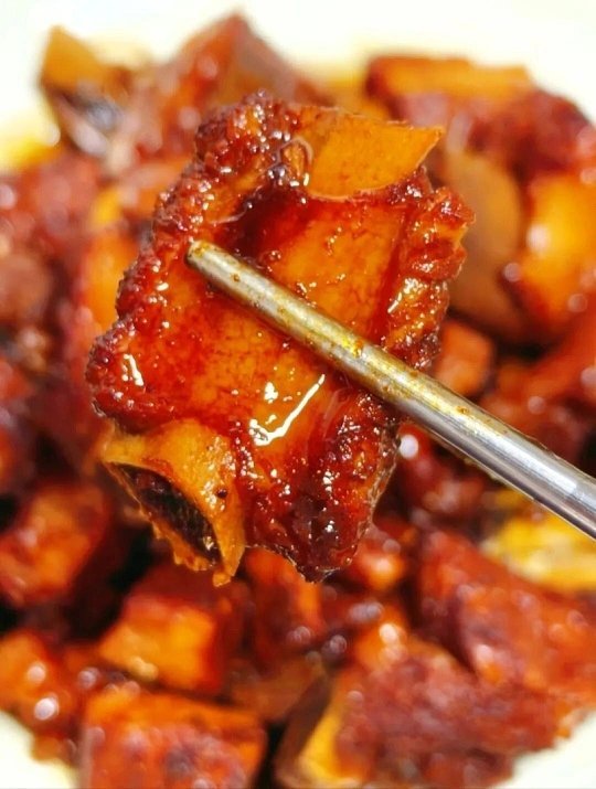 作业本包的糖醋排骨家常风味拿捏得恰到好处，色泽红亮诱人超有食欲，肉质软嫩入味不柴