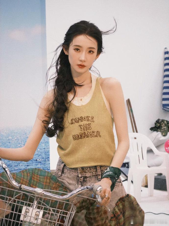 张艺凡用手语和聋哑观众交流 聋哑观众来看电影，可能只是想在精神上靠近一点。但张艺