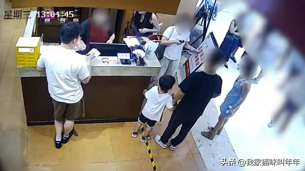 任何一个成年男人在复盘4岁男孩摸臀一事时都会被吓出一身冷汗吧？如果这起事件中的当