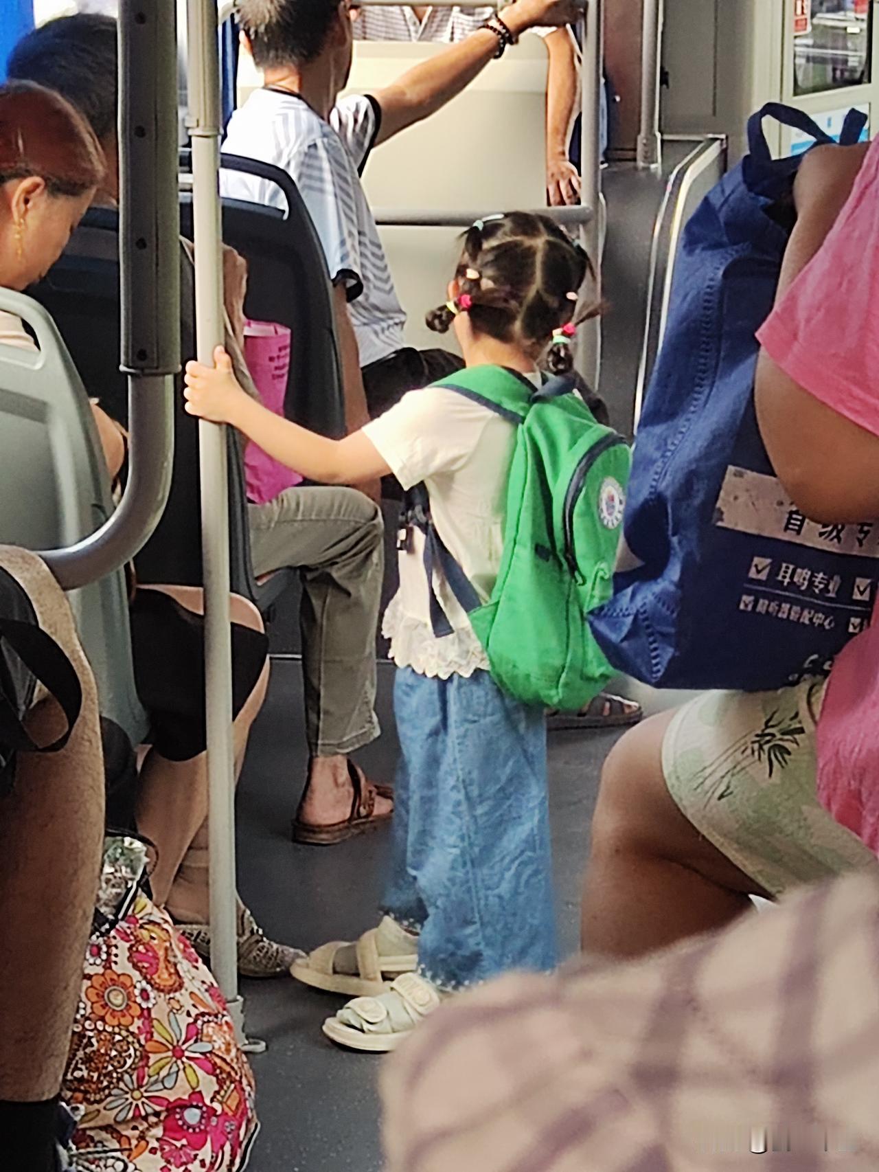 小娃娃经过了幼儿园，读小学了，语文老师要教拼音。被家长教过的孩子，在拼音发音上与
