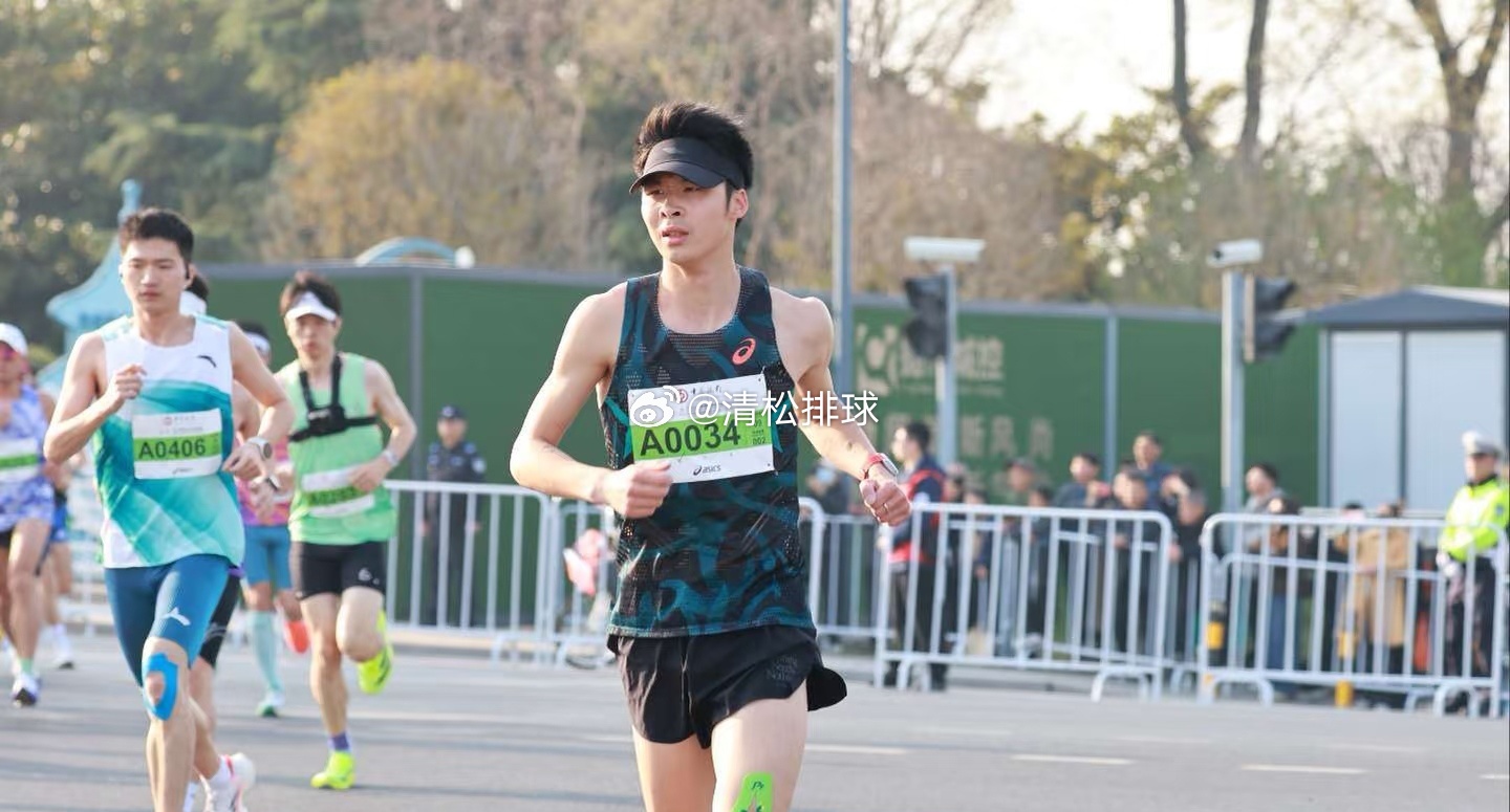 扬马赛道惊现戏精陪跑搭子 赛道上的“戏精”陪跑，看似插科打诨，实则传递着马拉松的