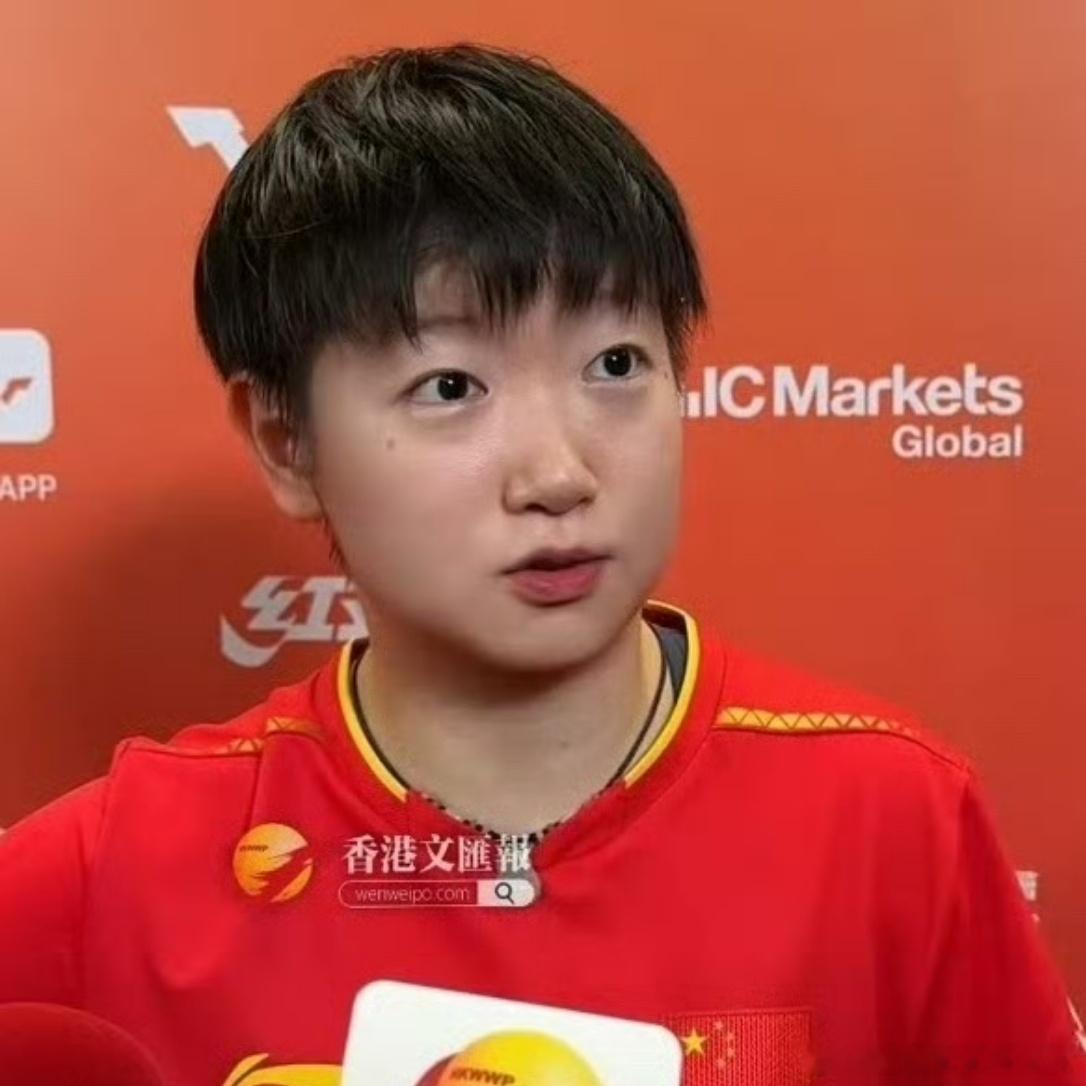 翻相册看到这张怎么有人能顶着两个大黑眼圈都这么美萌？尤其卧蚕仿佛画了高光一样不是