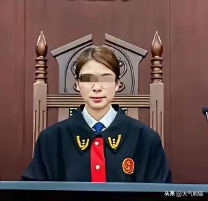 一边是国外判定传统纹样不能被私占，一边是如今判案子，国货侵权要赔LV一千万。​
