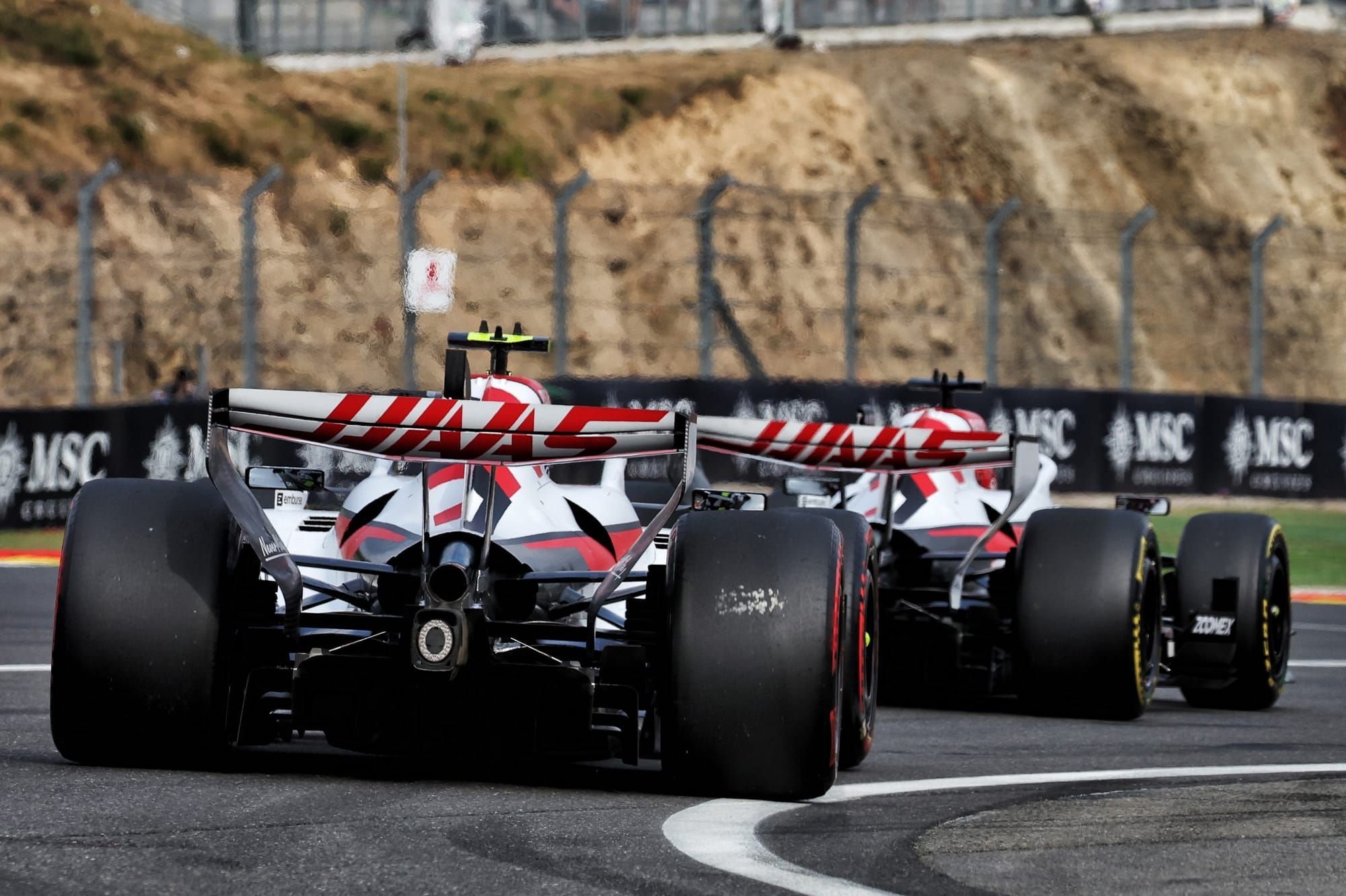 f1 本周末，哈斯两位车手中只有贝尔曼使用了升级版法拉利动力单元。最近几场比赛，
