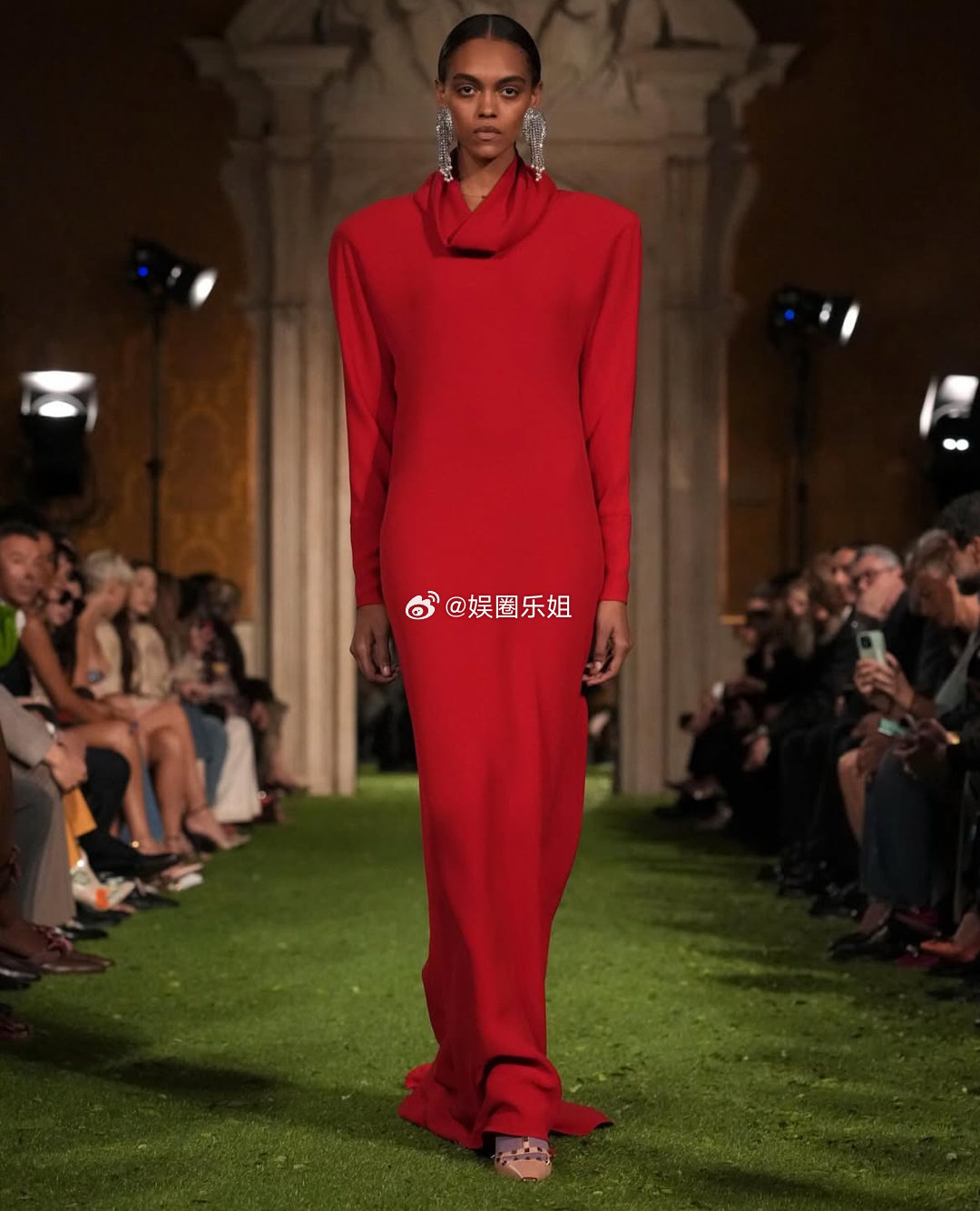 直击时尚幕后 为什么今年的valentino大秀，选在罗马时装周？今年年初，时尚