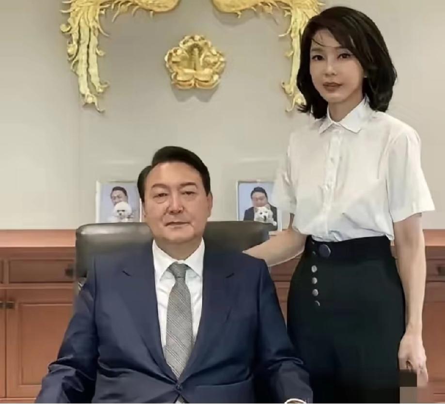 央视刚报的消息简直震碎三观！
那个娶了漂亮老婆的尹大总统，居然是个“内鬼”。
 