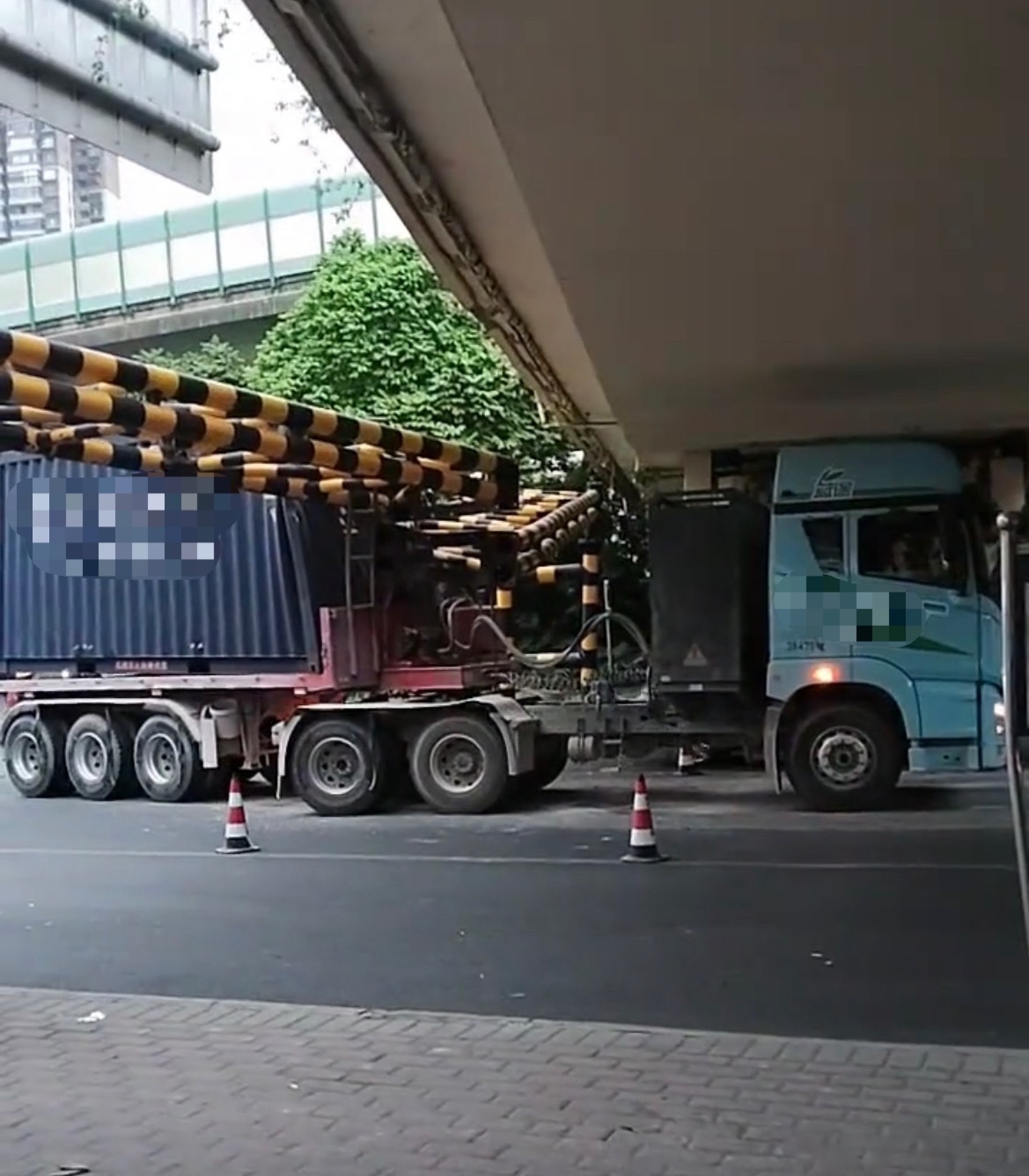 【南宁一半挂货车撞坏限高架】4月27日，广西南宁某立交桥一辆半挂货车撞坏了路口的