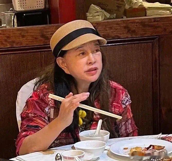 刘晓庆素颜，还打了很时髦的大卧蚕 