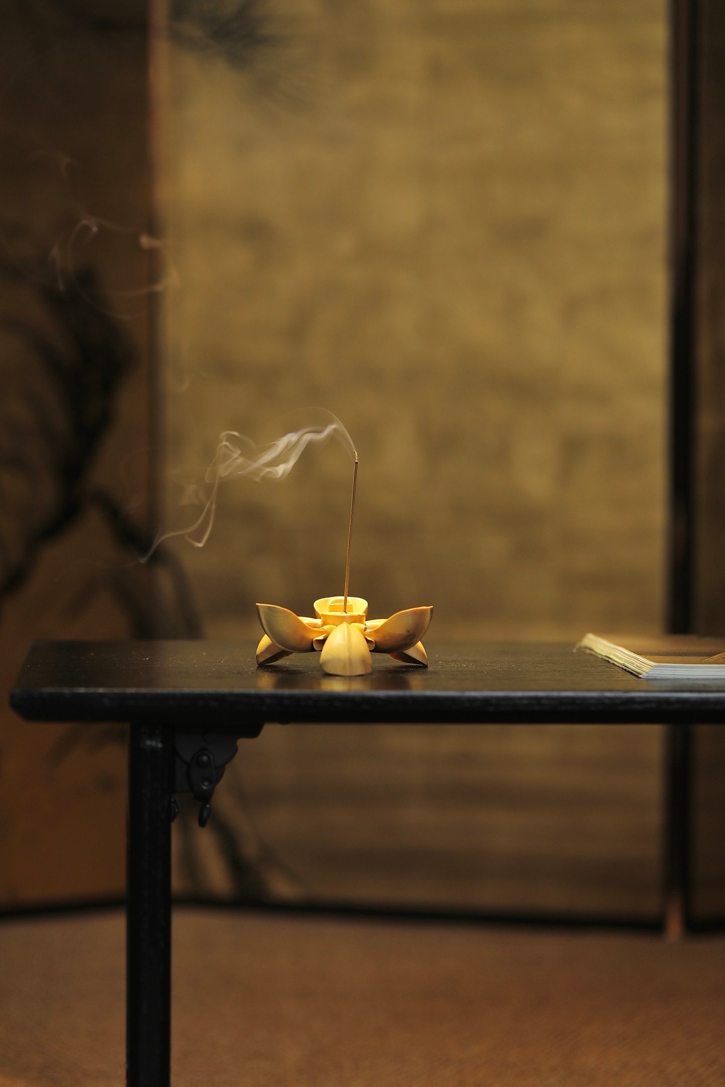 黄杨木 | 莲花香插整料雕琢，一器双面，一面莲芯香孔，可插线香；一面卷纹装饰。花
