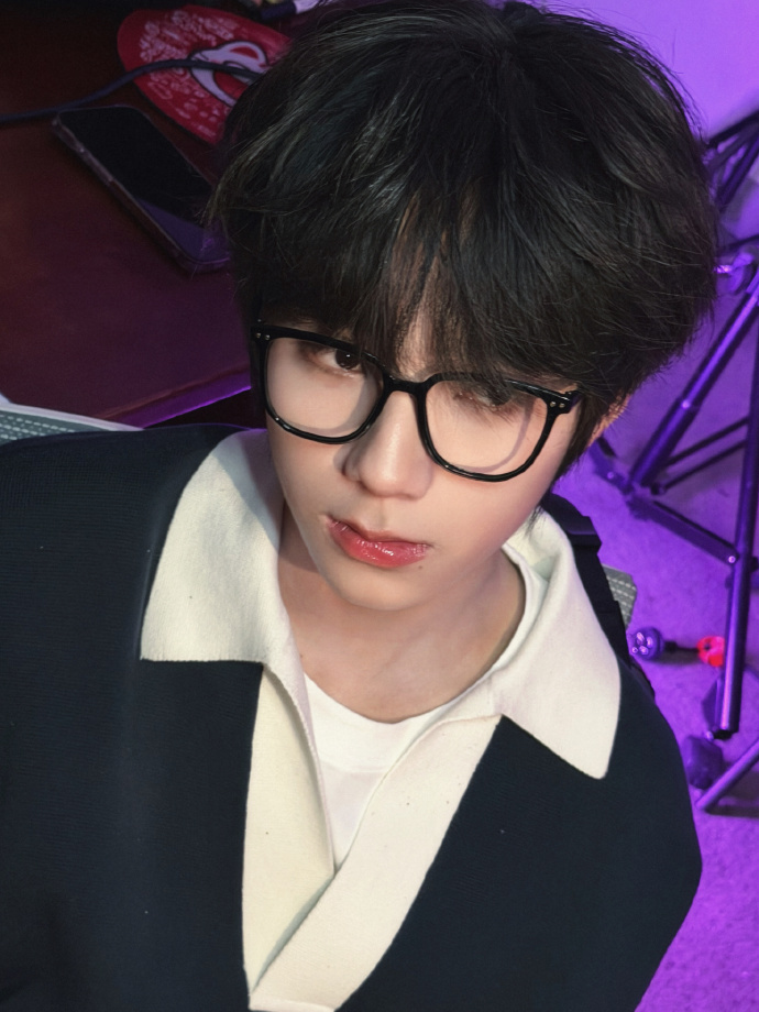 王橹杰戴黑框眼镜黑框眼镜适配度满分！王橹杰戴上后，清冷感和少年感双重buff叠加