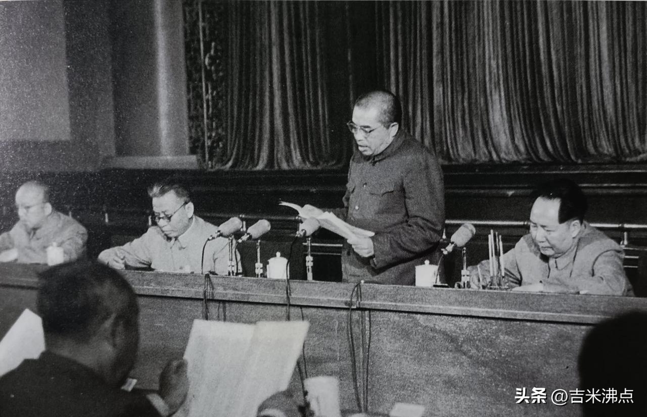 志愿军装备差到连棉衣都不够，美军飞机天天炸，我们到底靠啥赢的？


志愿军没坦克