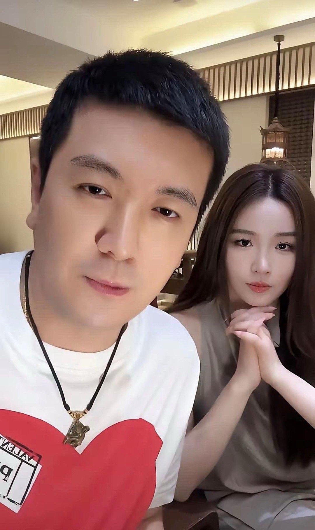 离婚7个月，杨子和23岁小女友高调秀恩爱，不给黄圣依留一丝体面，却无意中撕下自己