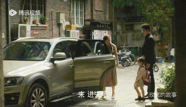 这一家三口看起来和谐多了！
庄国栋（彭冠英饰演）再度出击追求黄亦玫。
他告诉黄亦