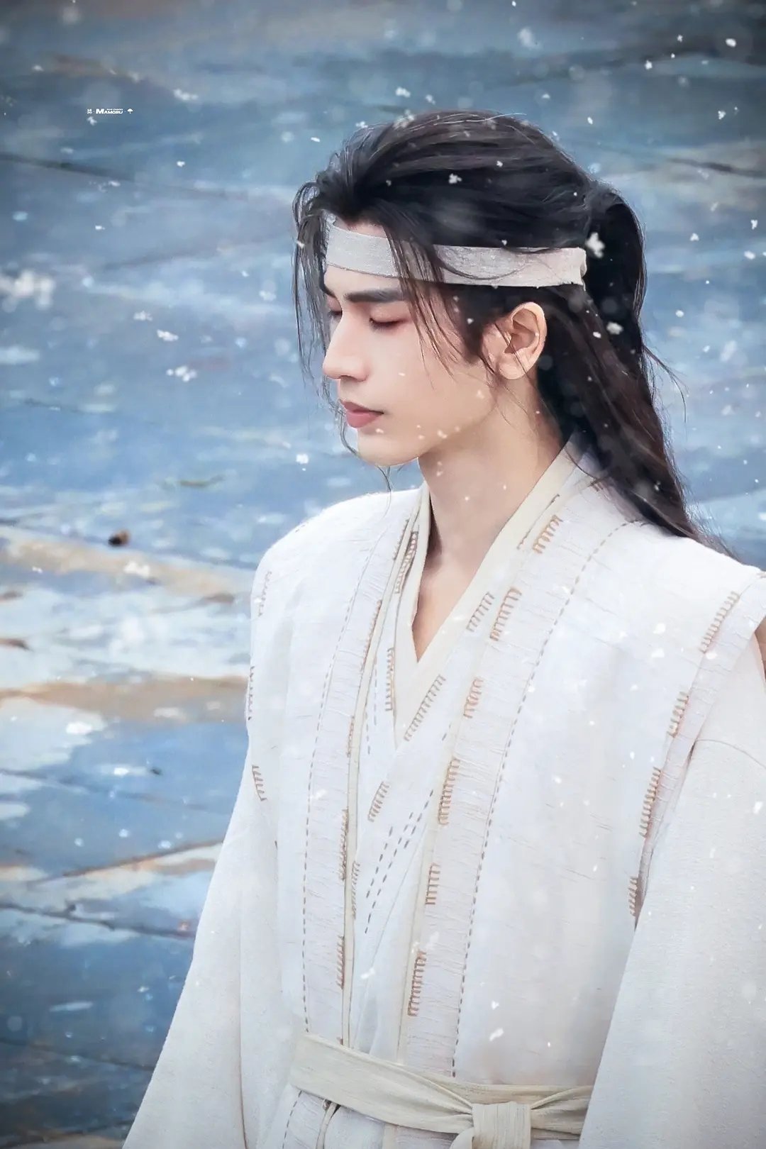 张凌赫路透好帅气啊 他什么时候拍个仙侠呢 