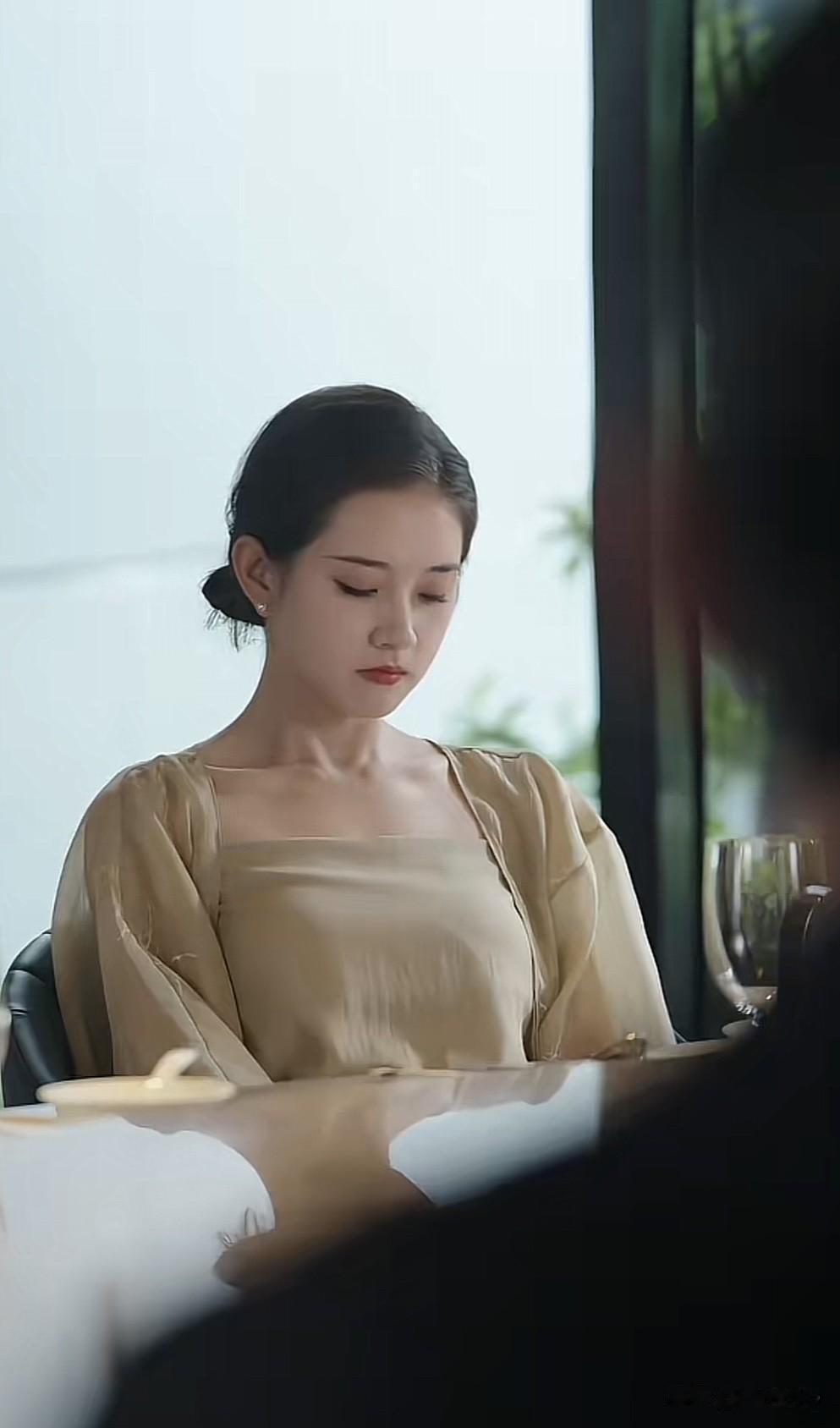 谁懂啊，我真的好爱白清枚这个造型，就是要和周晟安退婚的那场造型。简简单单的后脑勺