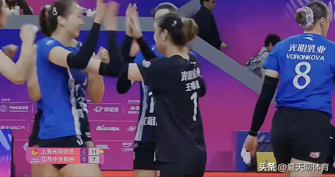 上海女排终于觉醒了！这才是上海女排真正的实力啊，主场作战，气势如虹，沃龙科娃和范