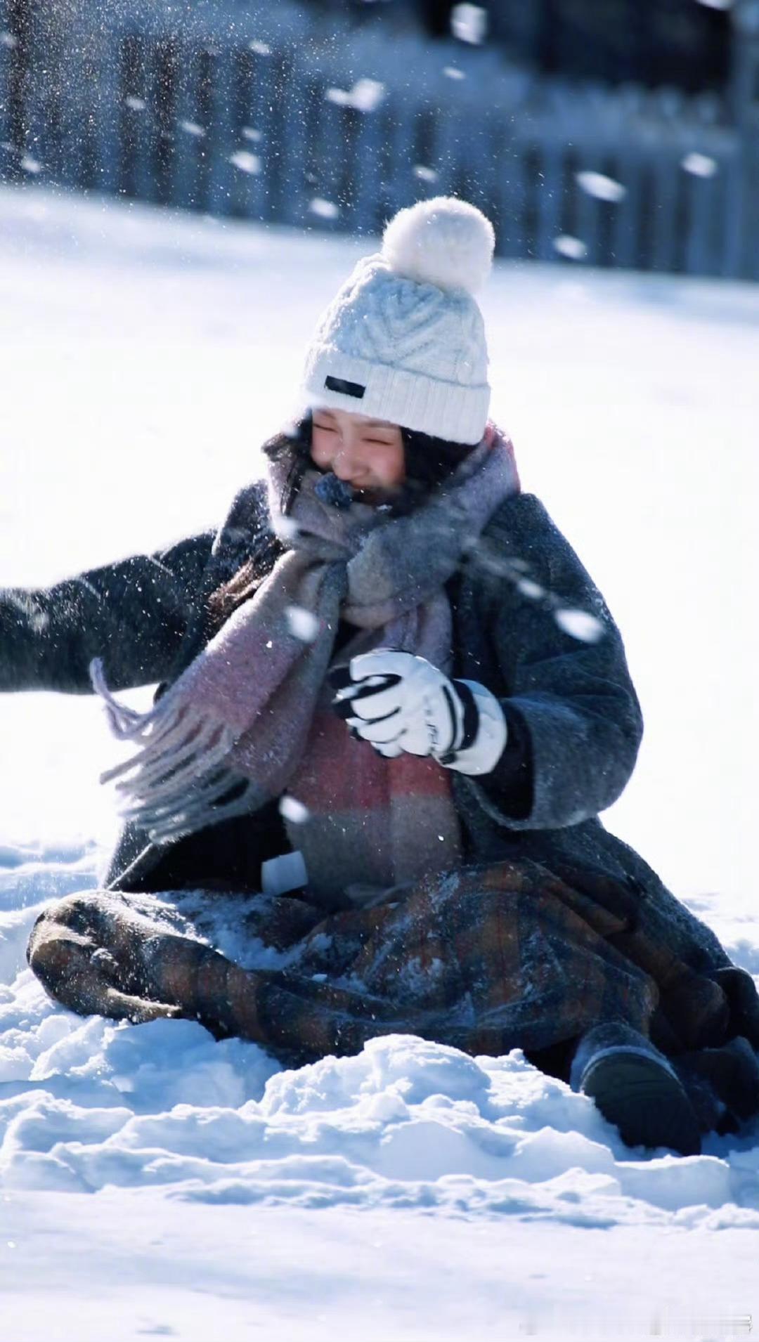 关晓彤雪景氛围感  捉到一只雪地里的奶团子～直击大屏的美貌[送花花][送花花]完