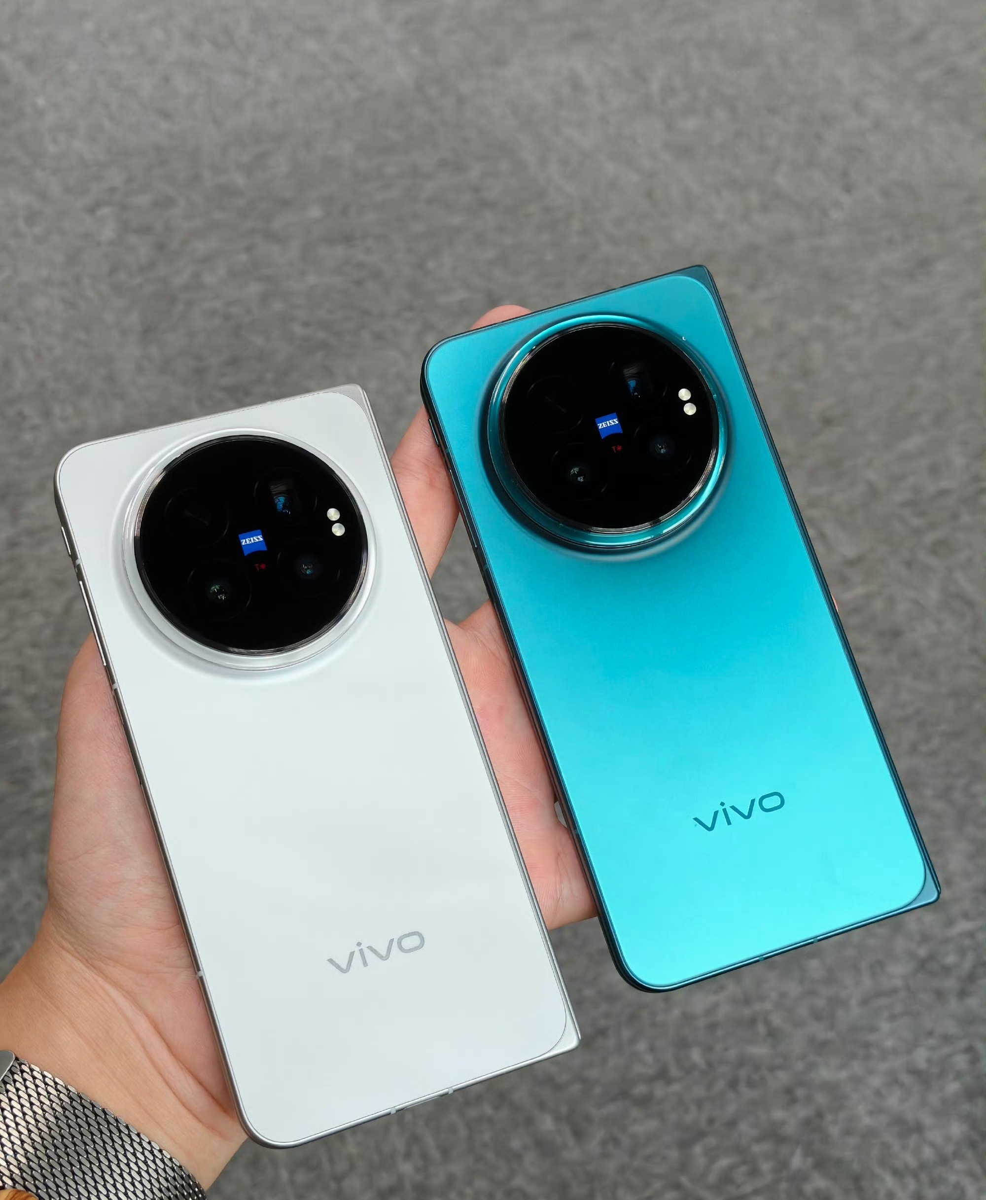 vivo X Fold6这两款配色都很好看，你更喜欢哪一个？