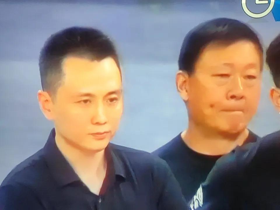 今晚上海有点悬？

李秋明：总冠军，在姚明时代我拿过一次，这次就看你了。
卢伟：