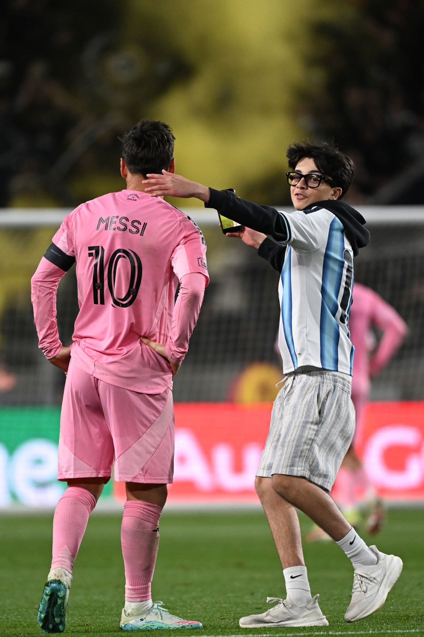 今日梅西与冲进球场的球迷合影！📸梅西